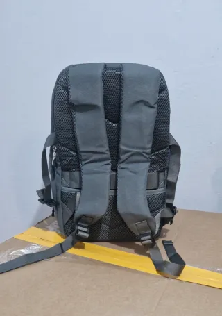 Mochila de viaje gris
