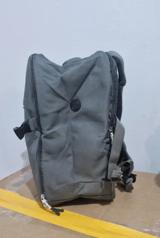 Mochila de viaje gris