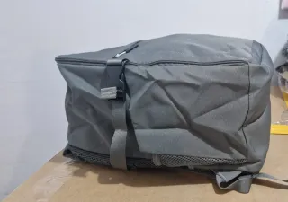 Mochila de viaje gris