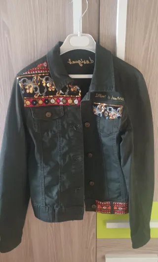 Cazadora Desigual verde con bordados