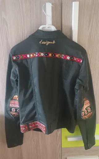 Cazadora Desigual verde con bordados