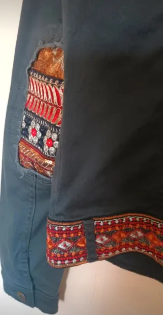 Cazadora Desigual verde con bordados