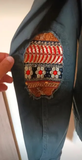 Cazadora Desigual verde con bordados