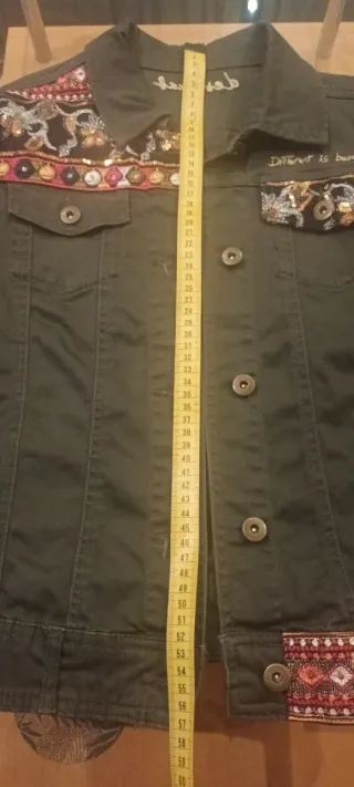 Cazadora Desigual verde con bordados