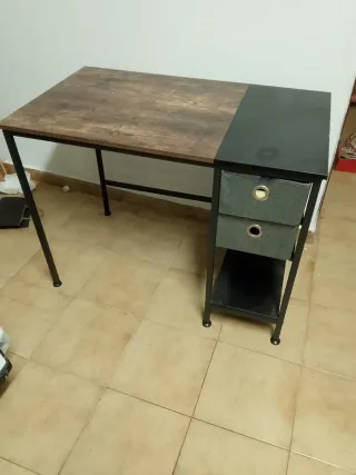 Escritorio moderno con cajones