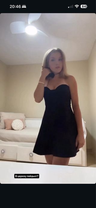 Vestido negro para salir con la flor de accesorio