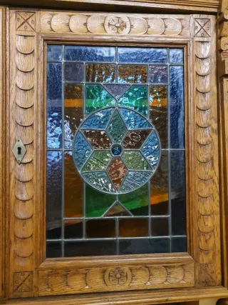 Aparador antiguo madera maciza vitral