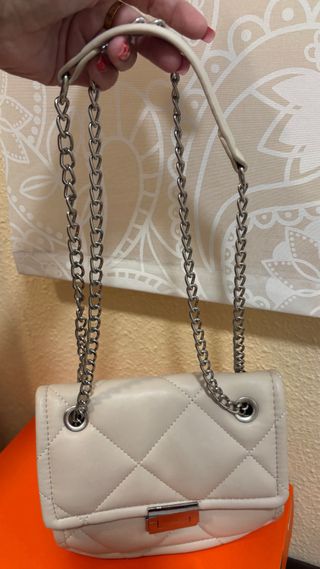 Bolso beige Primark acolchado con cadena