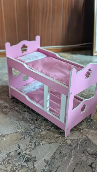 Armario y litera de madera para muñecas.