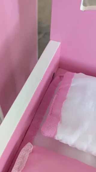 Armario y litera de madera para muñecas.