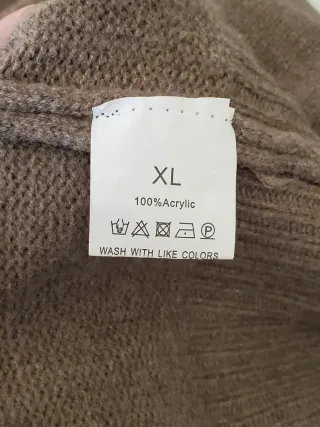 Jersey beige suave botones hombro talla XL