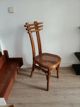 6 sillas de ratán con asiento trenzado.