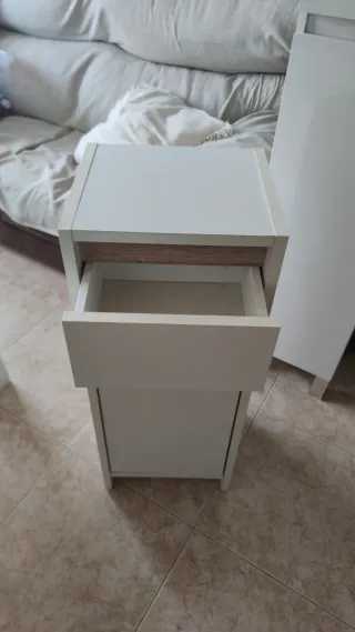 Armario pequeño blanco y madera