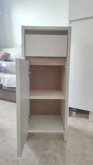 Armario pequeño blanco y madera