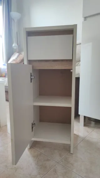 Armario pequeño blanco y madera