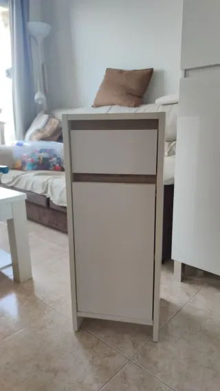 Armario pequeño blanco y madera