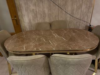 Mesa de comedor moderna efecto mármol y metal