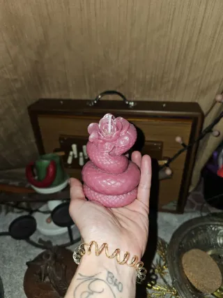 Vela rosa con forma de serpiente y flor
