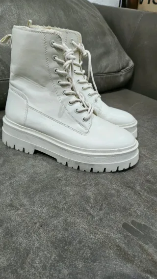Botas blancas de mujer