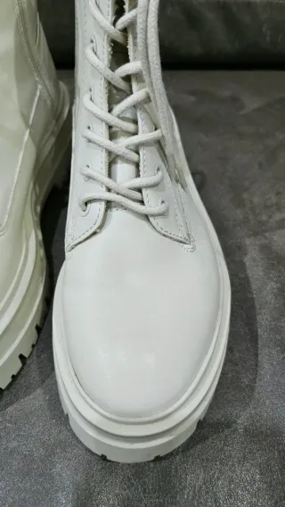 Botas blancas de mujer