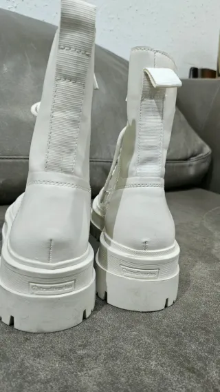 Botas blancas de mujer