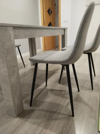 Mesa y 4 Sillas Comedor