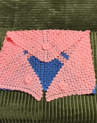 Toca tejida a mano azul y rosa