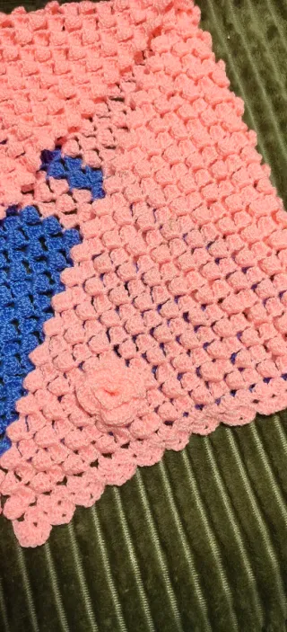 Toca tejida a mano azul y rosa