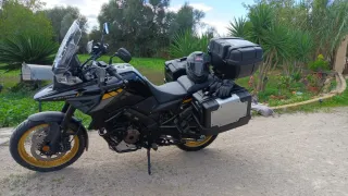 Suzuki V-Strom 1050 XT Negra y Dorada