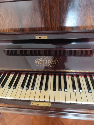 Piano antiguo vertical de madera  marca ERARD