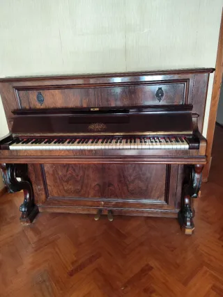Piano antiguo vertical de madera  marca ERARD