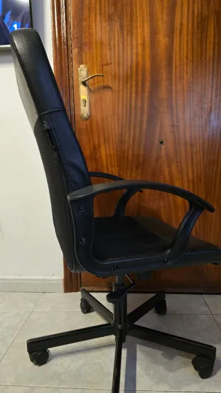 Silla de oficina giratoria negra