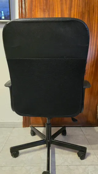 Silla de oficina giratoria negra