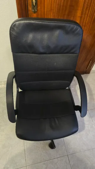 Silla de oficina giratoria negra