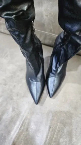 Botas altas de tacón negro
