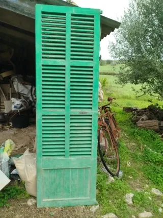 Persiana verde de madera