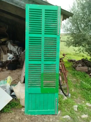 Persiana verde de madera