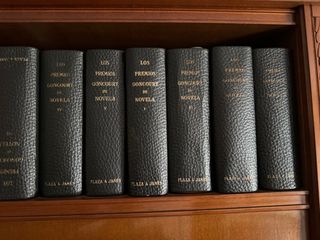 Libros y enciclopedia varios.