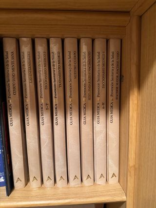 Libros y enciclopedia varios.