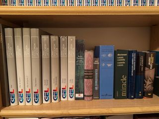 Libros y enciclopedia varios.