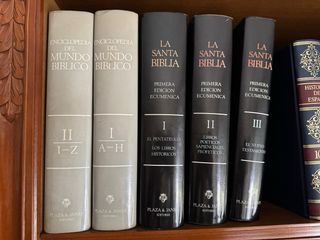 Libros y enciclopedia varios.