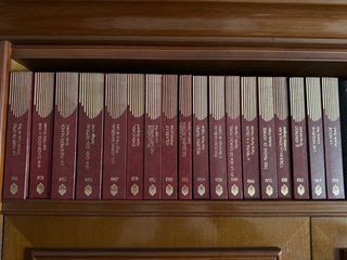 Libros y enciclopedia varios.