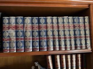Libros y enciclopedia varios.