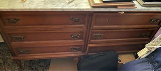 Mueble de madera con tapa de mármol