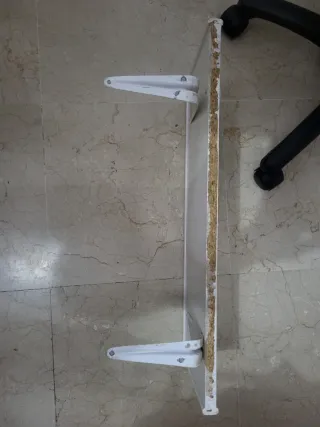 Estantería de pared blanca