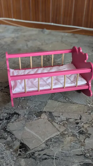 Cuna balancín de madera para muñecas.