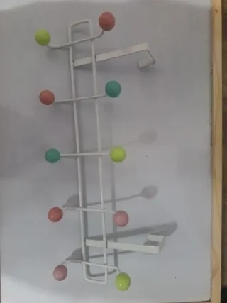 Perchero de pared con bolas de colores