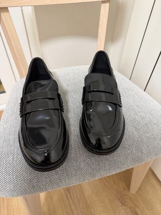 Mocasines Pull&Bear negros charol mujer