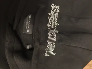 Conjunto chándal negro con estampado Supply&Demand