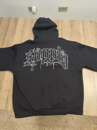 Conjunto chándal negro con estampado Supply&Demand